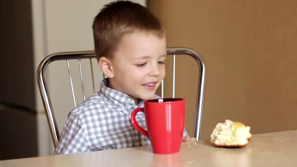 Rapaz a comer um pedaço de pão — Vídeo de Stock