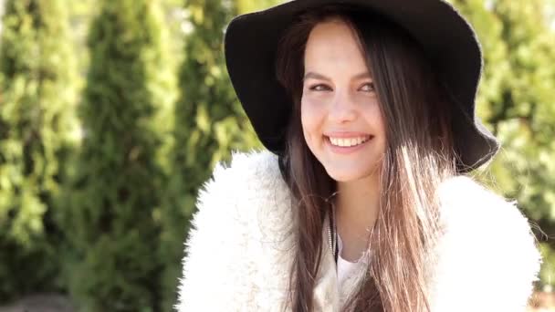Lány pózol a kamera, és mosolyogva — Stock videók