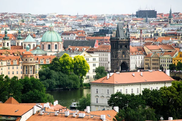 Şehir ve Prag Charles Köprüsü çatılar — Stok fotoğraf