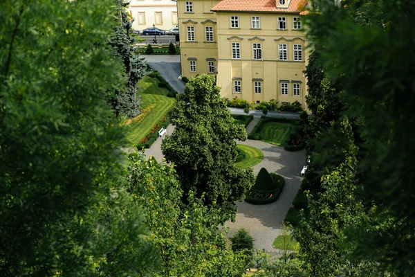 Einer der schönen Höfe in Prag Stockbild