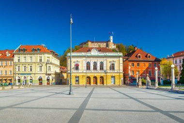Ljubljana - Nisan 2020, Slovenya: Açık mavi gökyüzü ile güneşli bir günde merkez meydanı (Kongre Meydanı) manzarası