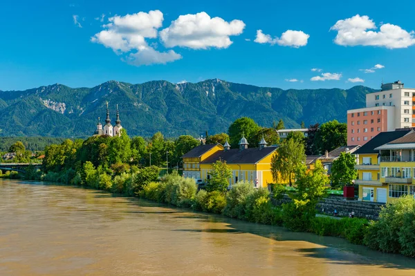 オーストリアのヴィラッハの小さなアルパインの街の眺め — ストック写真