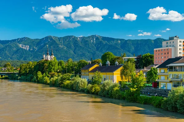 Avusturya 'nın Villach şehrinde küçük bir Alp şehri manzarası