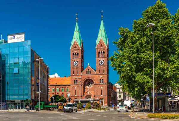 Maribor - Haziran 2020, Slovenya: Slovenya 'nın ikinci büyük kentinde Merhametli Ana Bazilikası' na bakış