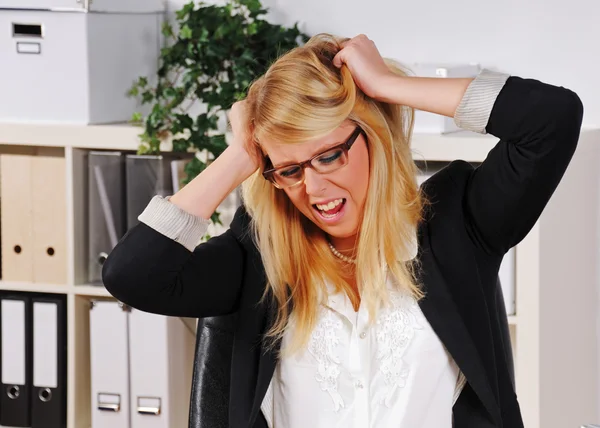 genç kadın ofiste stres vardır