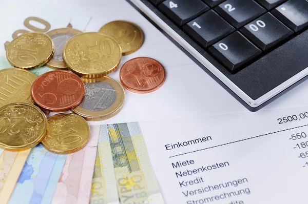 Billete y monedas en euros con gráfico y calculadora — Foto de Stock