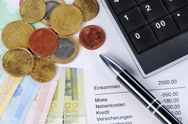 Billete de euros y monedas con bolígrafo, gráfico y calculadora — Foto de Stock