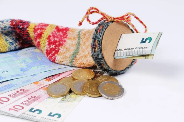Almacenamiento para ahorrar con billetes en euros y monedas en euros — Foto de Stock