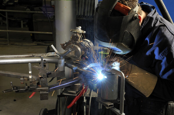 Сварщик за работой