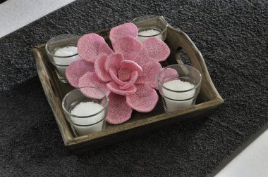 tuz srub ve çiçek ile sağlık tepsi