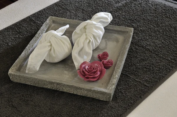 havlu ve içinde sıcak taş ile sağlık tepsi