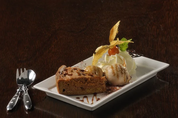 gıda: buz ve krem şanti ile kek