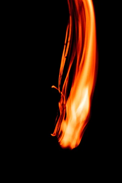 Siyah arkaplanda ateş