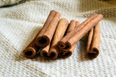 Ahşap bir masa üzerinde kumaş üzerine tarçın baharat