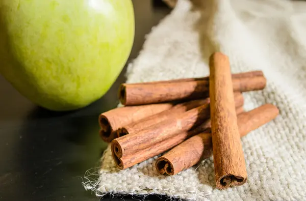 Ahşap bir masa üzerinde kumaş üzerine tarçın baharat