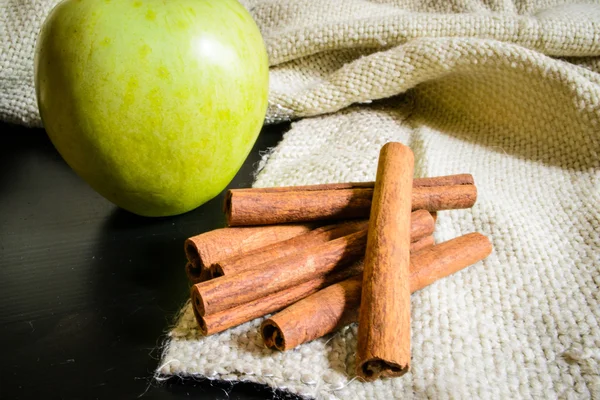 Ahşap bir masa üzerinde kumaş üzerine tarçın baharat