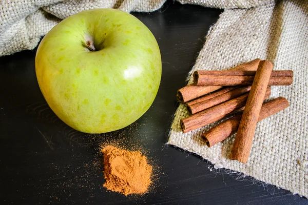 Ahşap bir masa üzerinde kumaş üzerine tarçın baharat