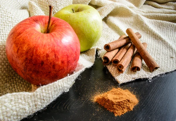 Ahşap bir masa üzerinde kumaş üzerine tarçın baharat