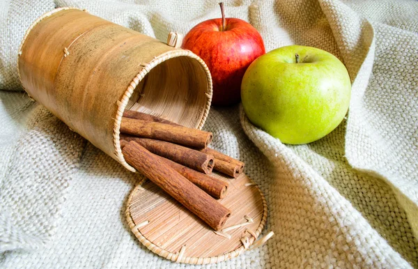 Ahşap bir masa üzerinde kumaş üzerine tarçın baharat