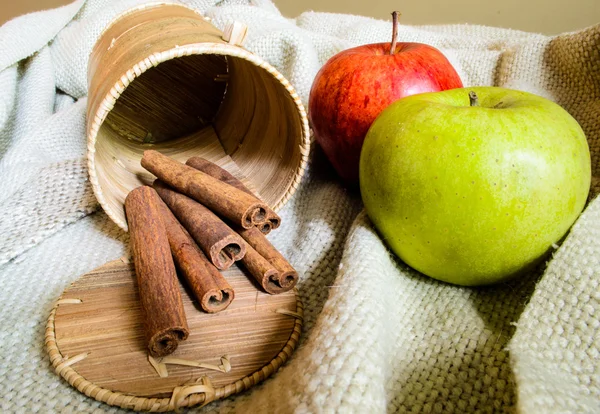 Ahşap bir masa üzerinde kumaş üzerine tarçın baharat