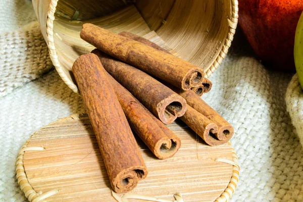 Ahşap bir masa üzerinde kumaş üzerine tarçın baharat