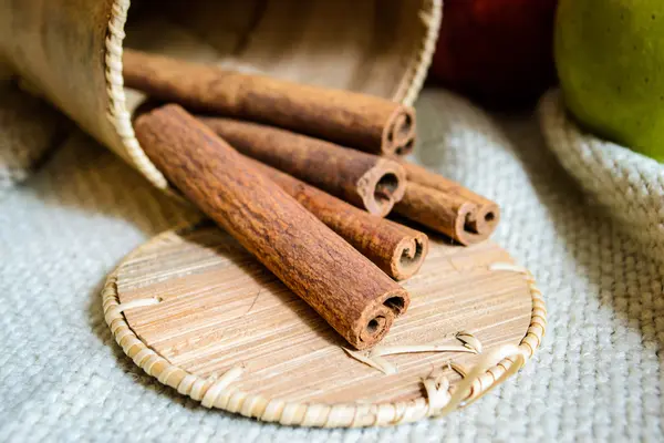 Ahşap bir masa üzerinde kumaş üzerine tarçın baharat