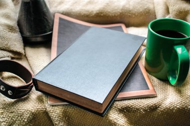 fincan çay ve bir kitap penceresinde.