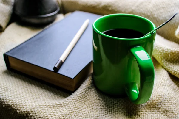 fincan çay ve bir kitap penceresinde.