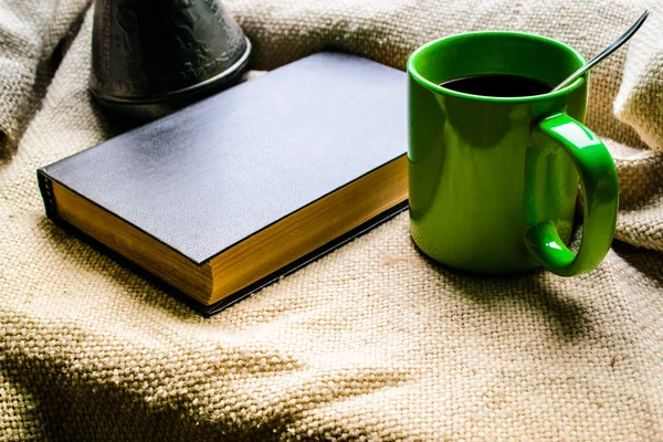 fincan çay ve bir kitap penceresinde.