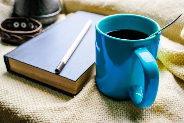 fincan çay ve bir kitap penceresinde.