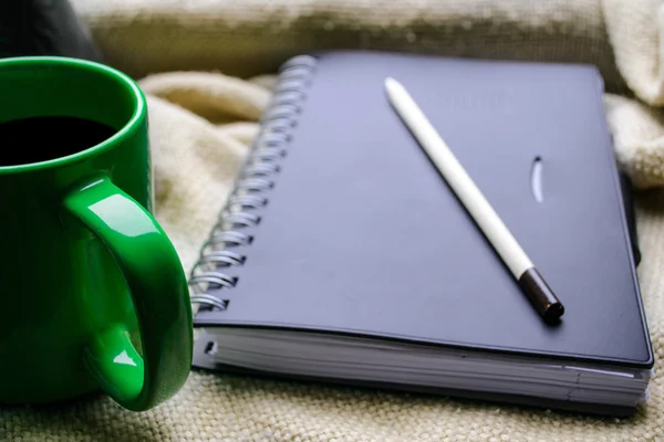 fincan çay ve bir kitap penceresinde.