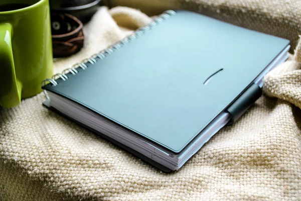 fincan çay ve bir kitap penceresinde.