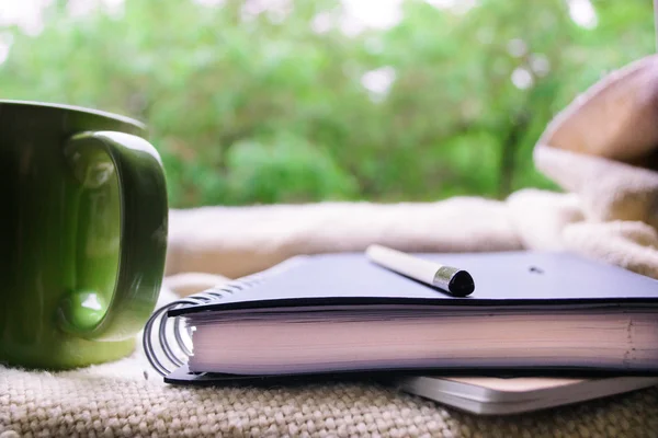 fincan çay ve bir kitap penceresinde.