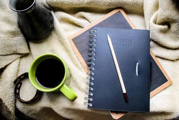 fincan çay ve bir kitap penceresinde.