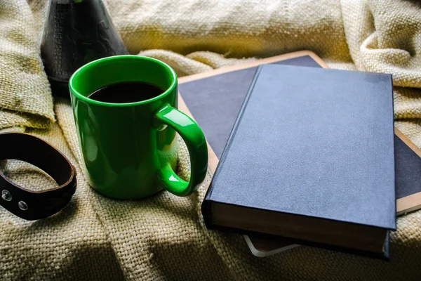 fincan çay ve bir kitap penceresinde.