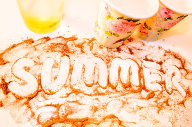 Beyaz bir masada kabuk tarçın baharat