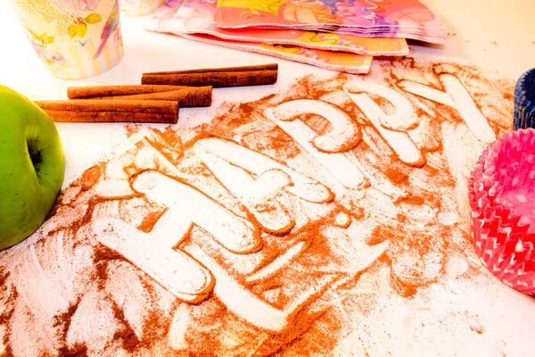 Beyaz bir masada kabuk tarçın baharat