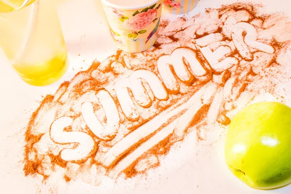 Beyaz bir masada kabuk tarçın baharat