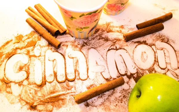 Beyaz bir masada kabuk tarçın baharat