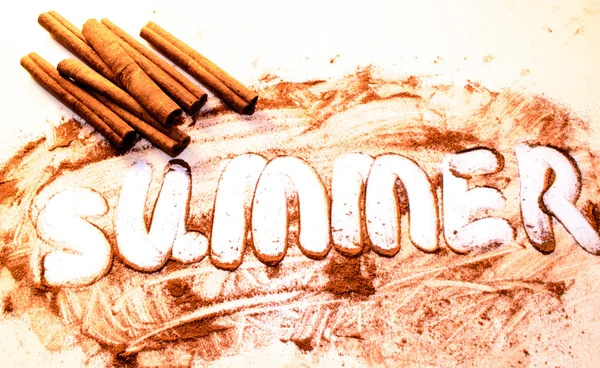 Beyaz bir masada kabuk tarçın baharat