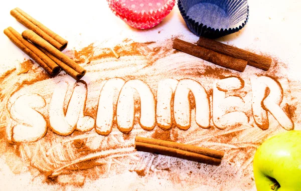 Beyaz bir masada kabuk tarçın baharat