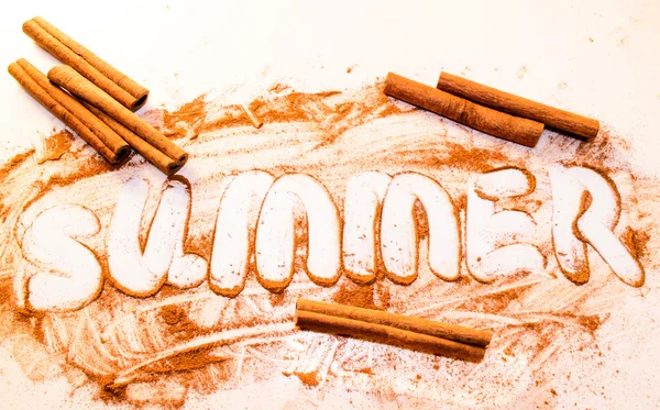 Beyaz bir masada kabuk tarçın baharat