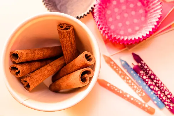 Beyaz bir masada kabuk tarçın baharat