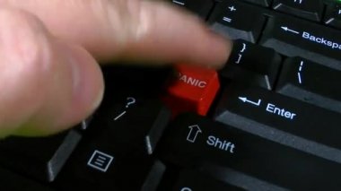 Panic Button Klavye Yakın Çekim Dikişsiz Loop - bilgisayar klavyesi üzerinde yavaş hızlı dan yavaş panik düğmesine tekrar tekrar vurmak gibi iş adamı veya kadın veya öğrencinin Hd video döngü.