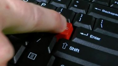 Panik Düğmesi Klavye Multi Tuşuna Basın Yavaş Tuşuna Basın - iş adamı veya kadın ya da öğrenci siyah klavye üzerinde yazarak panik düğmesine birçok kez vurur, biraz daha basar; sonra çılgınca yazmaya devam ediyor / bilgisayar klavyesi üzerinde vurguladı.