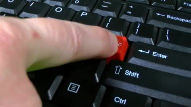 Panik Düğmesi Klavye Multi Tuşuna Basın Yavaş Döndür ve Push In - iş adamı veya kadın veya öğrenci siyah klavye üzerinde yazma panik düğmesine birçok kez vurur, yazmaya devam ediyor, sonra bilgisayar klavyesinde biraz daha panik tuşuna basar.