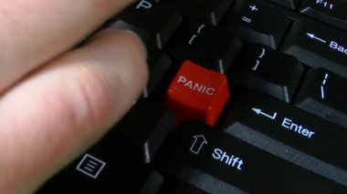 Panik Düğmesi Klavye Multi Press Static - iş adamı veya kadın ya da öğrenci siyah klavye üzerinde yazarak panik düğmesine birçok kez vurur, biraz daha basar; sonra çılgınca daha hızlı yazmaya devam ediyor / bilgisayar klavyesi üzerinde vurguladı.