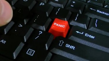 Panik Düğmesi Klavye Giderek Daha Hızlı ve Acil Hit - iş adamı veya kadın veya öğrenci siyah klavye üzerinde yazarak panik düğmesine birçok kez vurur, giderek daha hızlı ve daha acil; sonra bilgisayar klavyesi hızlı yazmaya devam ediyor.