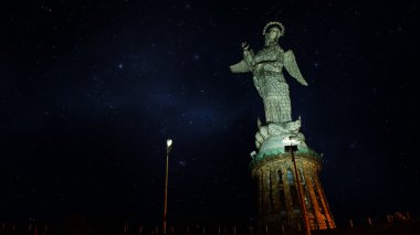 Quito, Pichincha / Ekvator, 8 Haziran 2016: gece görüntüsünü Virgen de El Panecillo veya Virgen de Legarda. Quito şehir tarihi merkezine yakın Panecillo tepenin üst kısmında yer alır. Ekvador