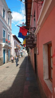 Quito, Pichincha / Ekvator - 16 Ağustos 2016: Ronda Quito tarihi merkezi geleneksel sokak görünümü. Tarihi merkez Unesco tarafından 1978 tarihinde ilk kültürel miras ilan edildi